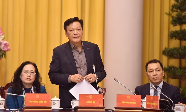 Thứ trưởng Bộ Nội vụ Nguyễn Duy Thăng giới thiệu về Luật Thực hiện dân chủ ở cơ sở - Ảnh VGP/Nguyễn Đức