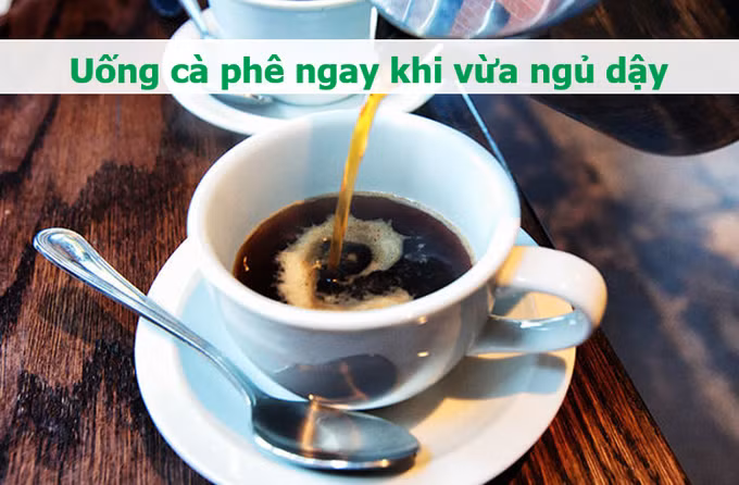 Nhiều người chọn uống một tách cà phê ngay khi vừa thức dậy vào buổi sáng để tinh thần tỉnh táo.