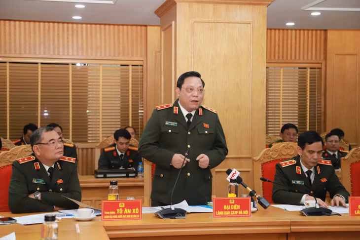 Trung tướng Nguyễn Hải Trung trả lời câu hỏi của phóng viên.