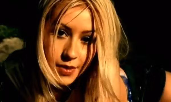 Christina hát "Genie In A Bottle" năm 1999. Video: Youtube Christina Aguilera