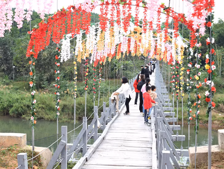 Lễ hội còn thu hút nhiều du khách trải nghiệm cầu treo Bắc Lù, tại thôn Bắc Lù