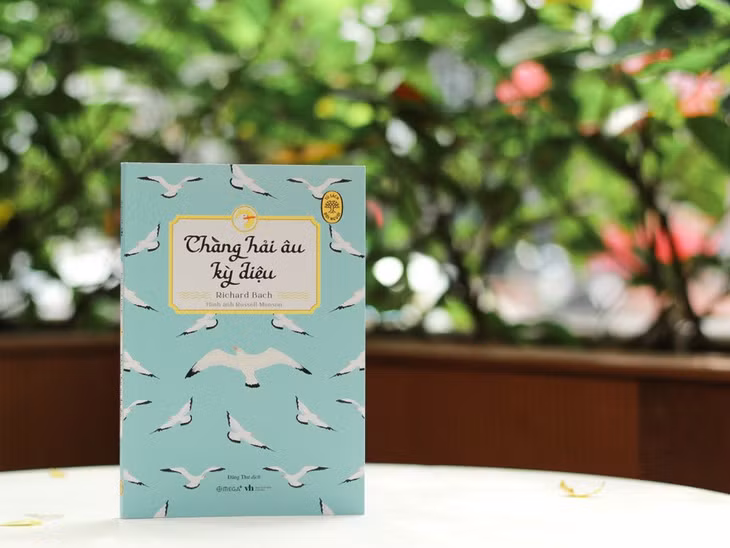 Tác phẩm Chàng hải âu kỳ diệu của Richard Bach được xuất bản ở Việt Nam. Ảnh: Thanh Trần.