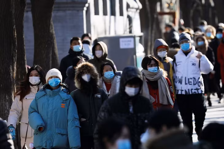 Người dân đeo người đeo khẩu trang trên một con phố ở Bắc Kinh, Trung Quốc. Ảnh: Reuters