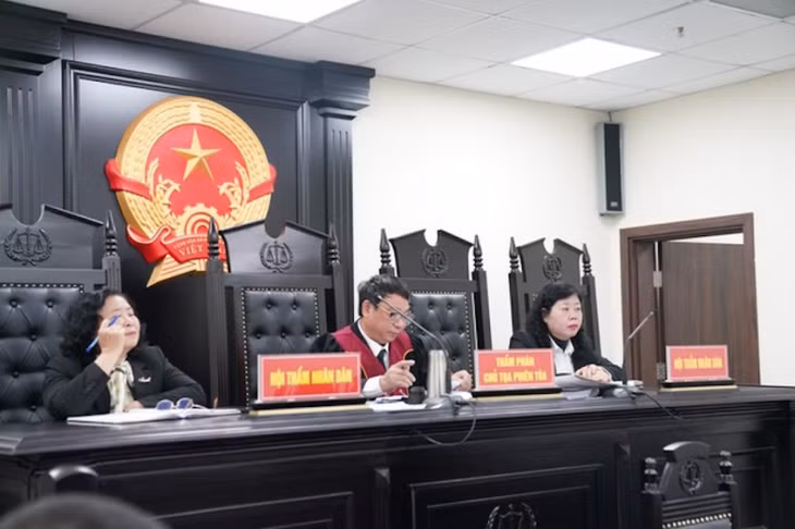 Hội đồng xét xử.
