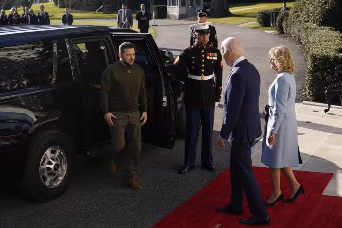 Tổng thống Ukraine Volodymyr Zelensky (trái) được Tổng thống Joe Biden và phu nhân chào đón ở thủ đô Washington hôm 21/12. Ảnh: AP.