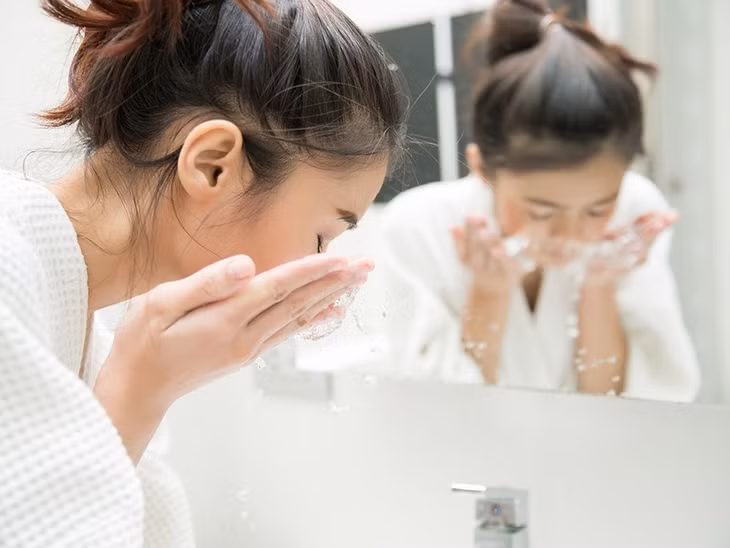 Chọn đúng loại sữa rửa mặt là bước quan trọng trong mọi quy trình chăm sóc da. Ảnh: Cosmeticsbusiness.