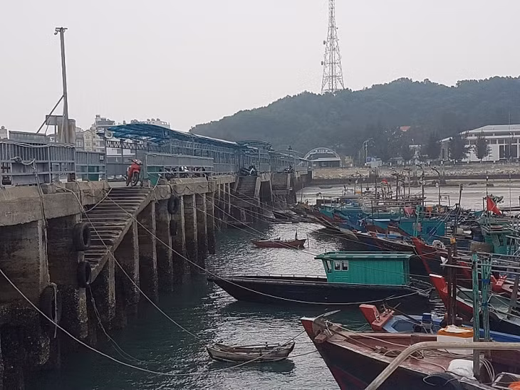 Cầu cảng Cô Tô, huyện Cô Tô, hiện xuống cấp, quá tải.