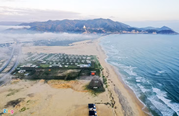 Tượng Phật cao nhất Đông Nam Á thoắt ẩn, thoắt hiện trong biển mây trôi bồng bềnh sát bên cánh đồng quạt gió.