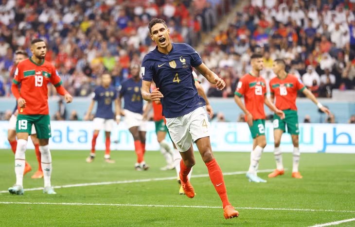 Varane bị ốm cùng với người đá cặp Konate