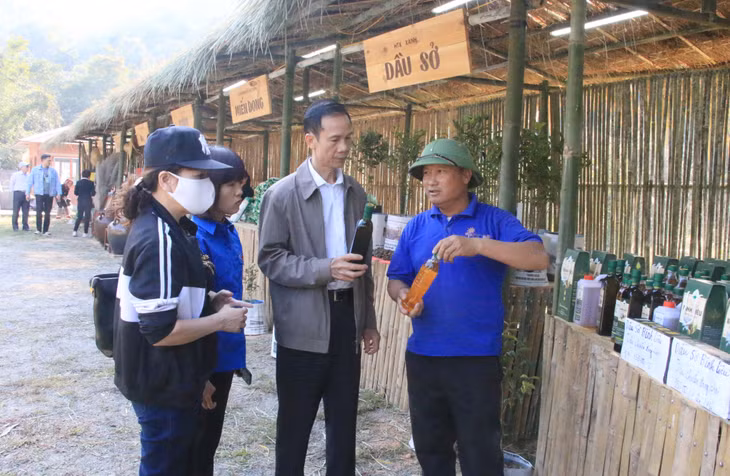 ... và mua các sản phẩm dầu sở tại gian hàng giới thiệu sản phẩm OCOP Bình Liêu.