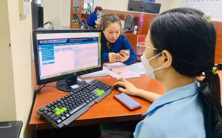 Cán bộ Trung tâm Hành chính công TP Hạ Long thực hiện số hóa hồ sơ trong giải quyết TTHC.