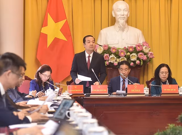 Thứ trưởng Bộ Thông tin và Truyền thông Phạm Đức Long giới thiệu về Luật sửa đổi, bổ sung một số điều của Luật Tần số vô tuyến điện - Ảnh VGP/Nguyễn Đức