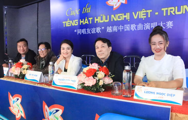 Ban Giám khảo vòng bán kết cuộc thi Tiếng hát hữu nghị Việt - Trung năm 2022.
