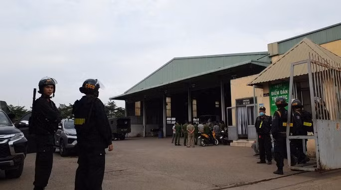 Công an TP Hồ Chí Minh tổ chức khám xét tại Trung tâm Đăng kiểm xe cơ giới 50-07V vào chiều 16/12.