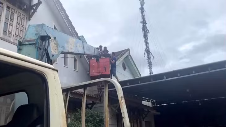 Lực lượng chức năng giải cứu anh T. thành công.