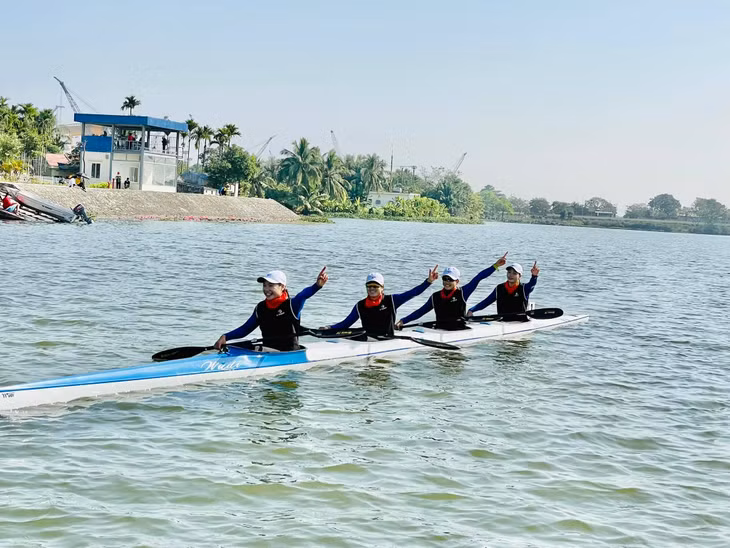 4 vận động viên của đội Canoeing Quảng Ninh giành 1 huy chương Vàng trong ngày thi đấu 16/12.
