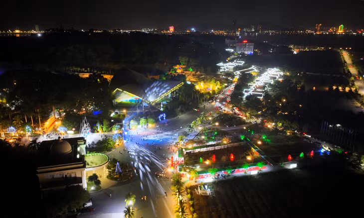 Đảo ngọc Tuần Châu rực rỡ trong ánh sáng và tràn ngập âm thanh sôi động của lễ hội Carnaval.