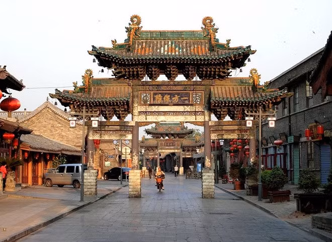 Pingyao, Trung Quốc: Pingyao nằm ở trung tâm tỉnh Sơn Tây, Trung Quốc. Thành phố được UNESCO công nhận là di sản thế giới năm 1997. Thành cổ Pingyao là một tòa nhà quận truyền thống điển hình của Trung Quốc, kết hợp các yếu tố của bát quái, với sáu cổng tạo thành hoa văn hình con rùa. Ảnh: Tripadvisor.
