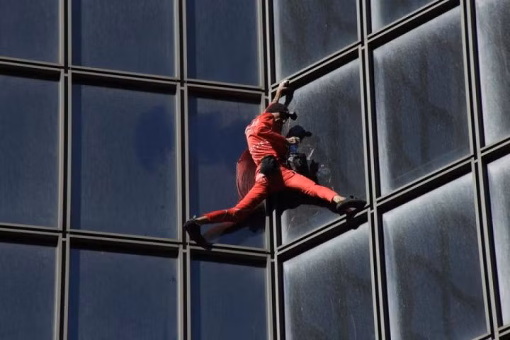 "Người nhện" nước Pháp - nhà leo núi Alain Robert, leo lên tòa nhà chọc trời TotalEnergies ở La Defense gần Paris, Pháp vào ngày 17/9.