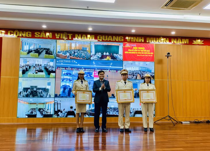 Thừa ủy quyền của Thủ tướng Chính phủ, đồng chí Bùi Văn Khắng, Phó Chủ tịch UBND tỉnh, trao Bằng khen cho 3 cá nhân của Cục Thuế tỉnh vì đã có thành tích xuất sắc trong công tác, góp phần vào sự nghiệp xây dựng và bảo vệ Tổ quốc.