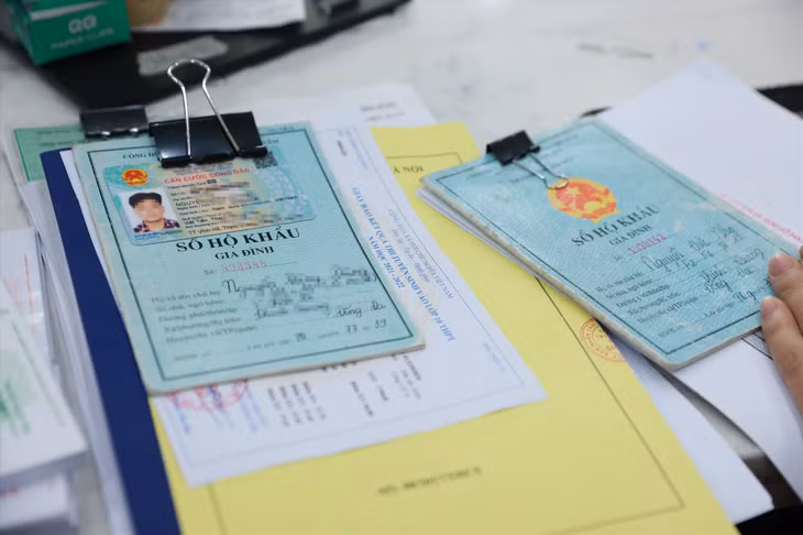 Sẽ không cần đến cuốn Sổ hộ khẩu giấy khi đi làm các thủ tục hành chính. Ảnh: Hải Nguyễn.
