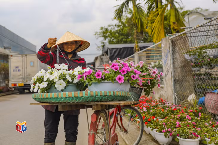 Đến làng hoa có thể dễ dàng bắt gặp những xe hoa của các tiểu thương cung cấp cho khách hàng