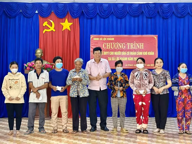 Tặng thẻ BHYT cho người có hoàn cảnh khó khăn tại huyện Lộc Ninh, tỉnh Bình Phước - Ảnh: VGP/Thu Cúc