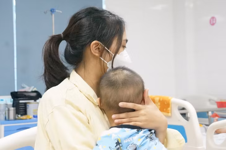 Khi trời lạnh, trẻ em có xu hướng ở trong nhà nhiều hơn, dễ lây nhiễm các vi khuẩn, virus. Ảnh: PV
