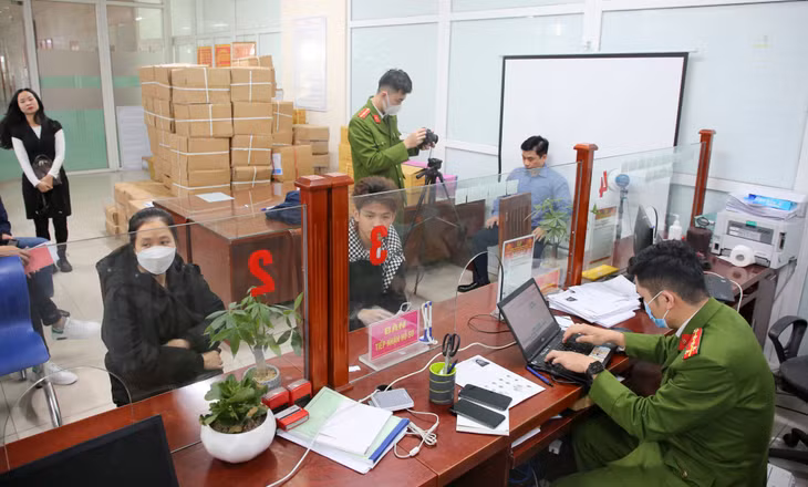 CBCS Phòng Cảnh sát Quản lý hành chính về trật tự xã hội (Công an tỉnh) tăng cường quân số, tăng ca, huy động trang thiết bị kĩ thuật để làm thủ tục cấp CCCD gắn chip cho công dân.