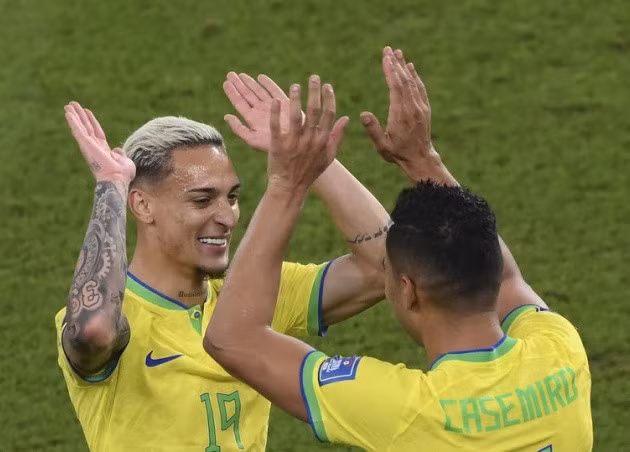 Bộ đôi cầu thủ người Brazil chia tay World Cup ở vòng tứ kết.