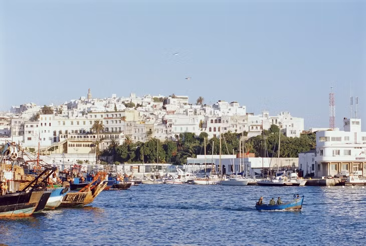 Tangier: Trong nửa đầu thế kỷ 20, Tangier là một trong những điểm đến nghỉ dưỡng được yêu thích của vùng Địa Trung Hải, nhưng bắt đầu mất dần vị thế khi được trả về với Morocco vào năm 1956. Tuy nhiên, giờ đây, việc này đã thay đổi, với lượng tiền đầu tư đổ về. Dù có thêm cảng mới, khách sạn và các khu nhà ở quanh vịnh, Tangier vẫn chưa để mất không khí đặc trưng của mình. Ảnh: Lonely Planet.