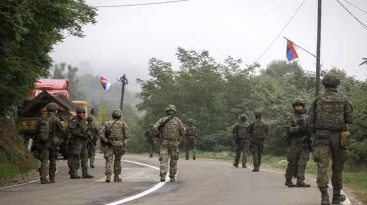 Binh sĩ KFOR tuần tra gần biên giới Kosovo - Serbia. (Ảnh: AP)