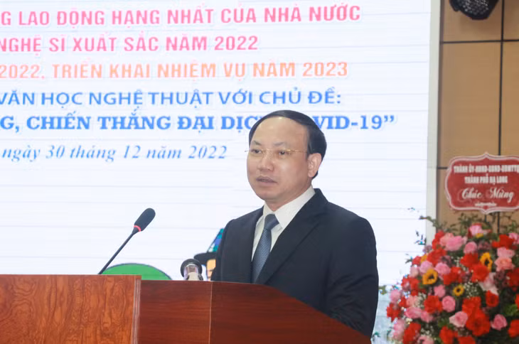 Đồng chí Nguyễn Xuân Ký, Ủy viên Trung ương Đảng, Bí thư Tỉnh ủy, Chủ tịch HĐND tỉnh, phát biểu tại hội nghị.