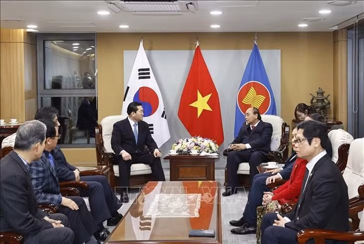 Chủ tịch nước Nguyễn Xuân Phúc tiếp Chủ tịch Hiệp hội kinh tế, Văn hóa Hàn Quốc-Việt Nam Kim Kil Soo. (Ảnh: TTXVN)