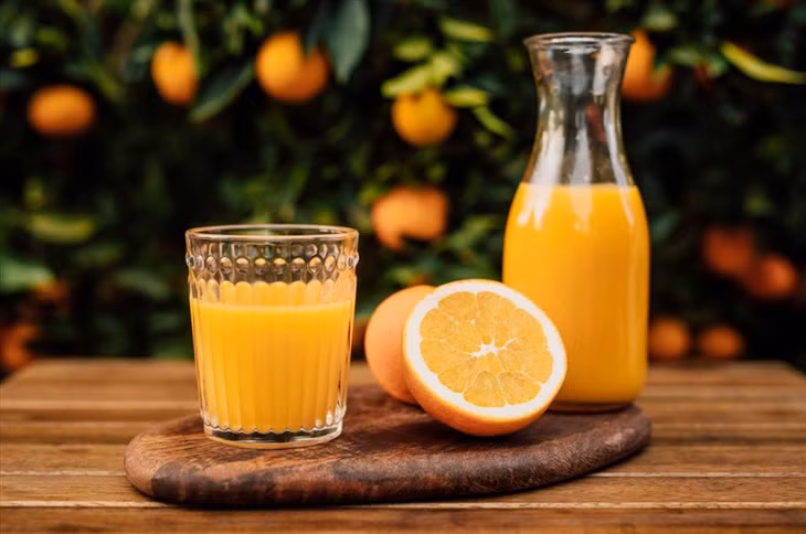 Uống nước cam cần đúng thời điểm để đảm bảo không ảnh hưởng tới sức khỏe của con người. Ảnh: Xinhua