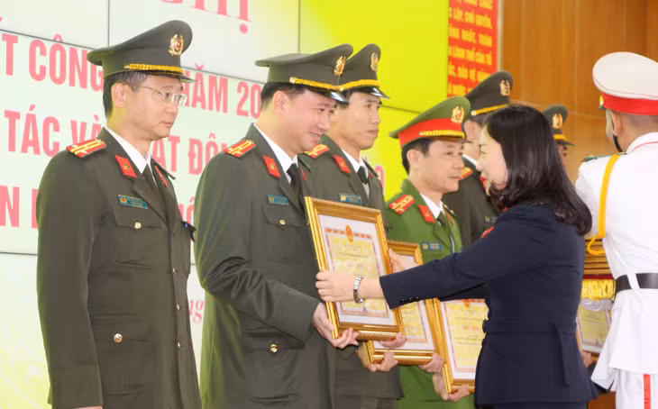 Đồng chí Vi Ngọc Bích, Phó Chủ tịch Thường trực HĐND tỉnh trao Bằng khen của UBND tỉnh cho các cá nhân có thành tích xuất sắc.