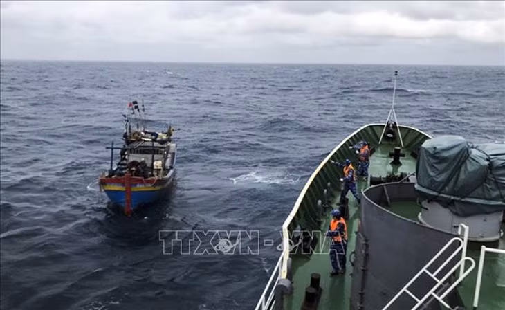 Gió mạnh, sóng lớn và mưa dông trên biển. Ảnh: TTXVN