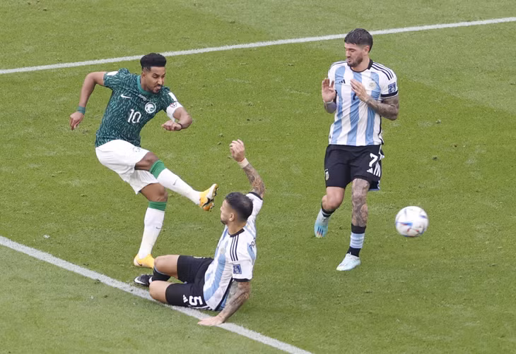 Al-Dawasri trong pha dứt điểm ấn định tỷ số trận Saudi Arabia thắng Argentina 2-1 trên sân Lusail ngày 22/11. Ảnh: Reuters