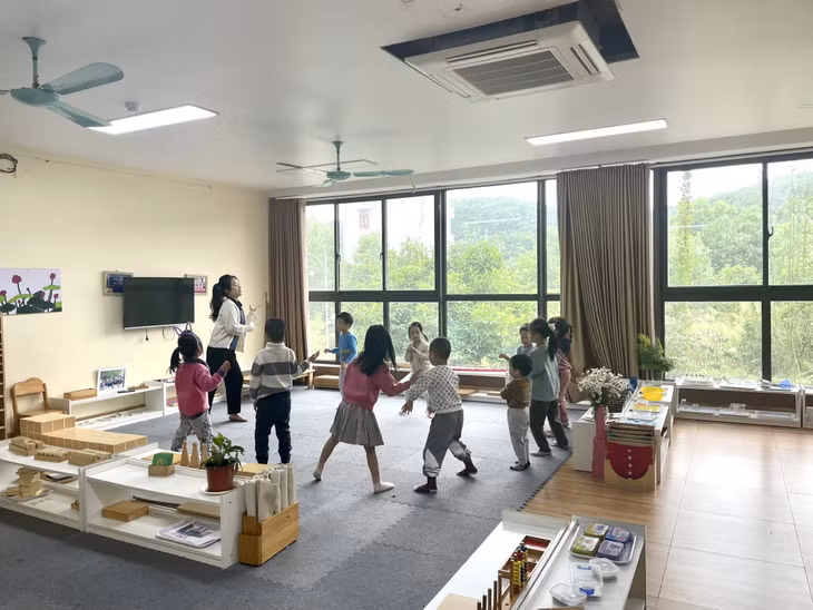 Trẻ đang học tại Trường Mầm non ABC - trường tư thục (phường Giếng Đáy, TP Hạ Long) gần Khu công nghiệp Cái Lân.