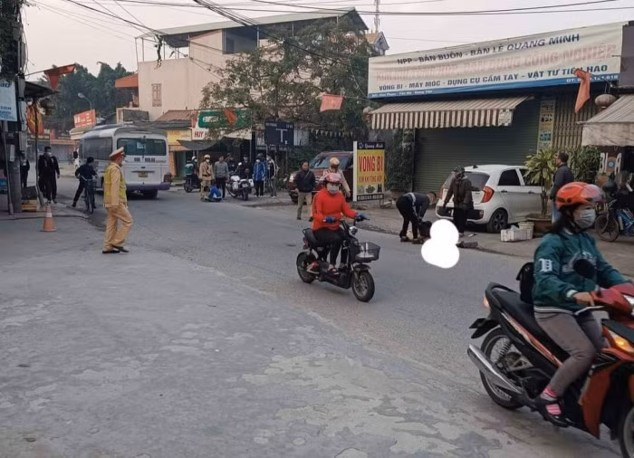 Không chấp hành hiệu lệnh, nam thanh niên đi xe máy tông bị thương 1 CSGT 1