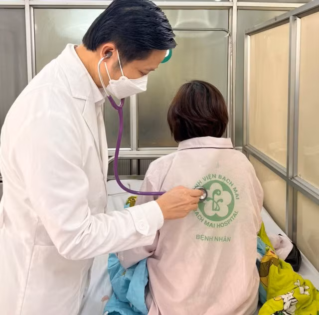 TS.BS Bùi Văn Khánh – Trung tâm Dị ứng miễn dịch lâm sàng –Bệnh viện Bạch Mai thăm khám cho bệnh nhân.