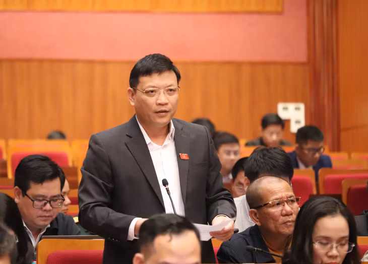 Đại biểu Nghiêm Xuân Cường, Tổ đại biểu TP Uông Bí, phát biểu tham luận tại hội trường.