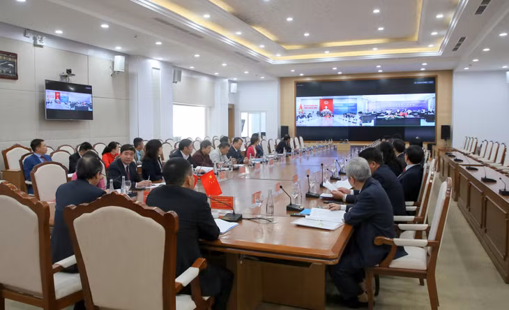 Đại biểu các bên bàn bạc, thảo luận, thống nhất các nội dung hợp tác vận tải đường bộ quốc tế Việt - Trung năm 2023 và giai đoạn tiếp theo.