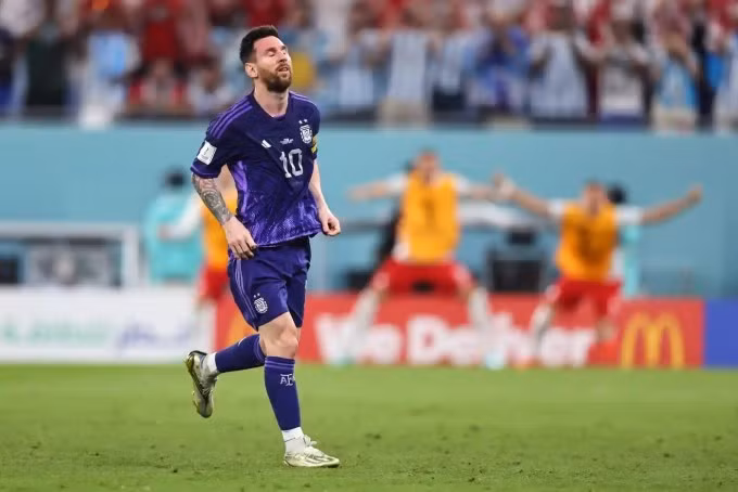 Phản ứng của Messi sau khi hỏng phạt đền. Ảnh: AMA.