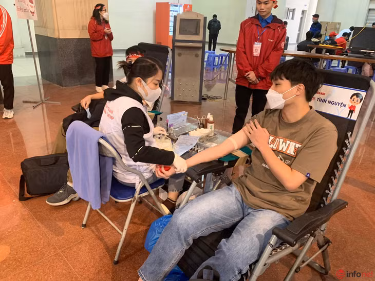 Nhiều bạn trẻ đến từ rất sớm để được đăng ký hiến máu trong ngày chính hội Chủ nhật Đỏ.