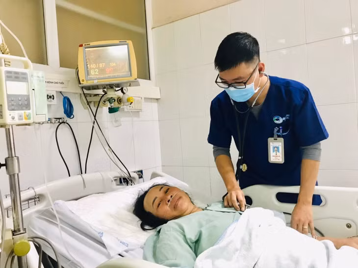 Bác sĩ của Khoa Hồi sức tích cực và Chống độc, Bệnh viện Bãi Cháy thăm khám cho bệnh nhân bị ngộ độc cá nóc