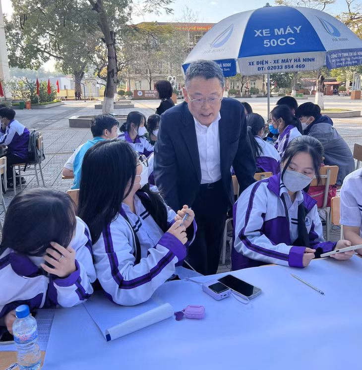 Đại diện JICA trao đổi với học sinh trường THPT Uông Bí trong quá trình thực hành.