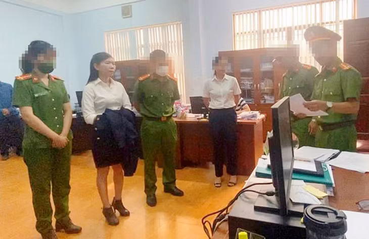 Cơ quan CSĐT đọc quyết định khởi tố bị can, bắt tạm giam bà Thể (Ảnh: Công an huyện Đăk Tô).