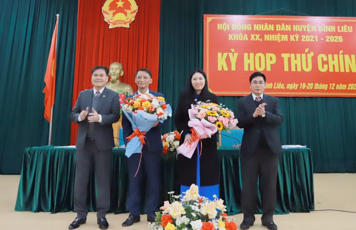 Đồng chí Bùi Văn Khắng, Ủy viên BTV Tỉnh ủy, Phó Chủ tịch UBND tỉnh tặng hoa chúc mừng tân Bí thư Huyện ủy và Chủ tịch UBND huyện.