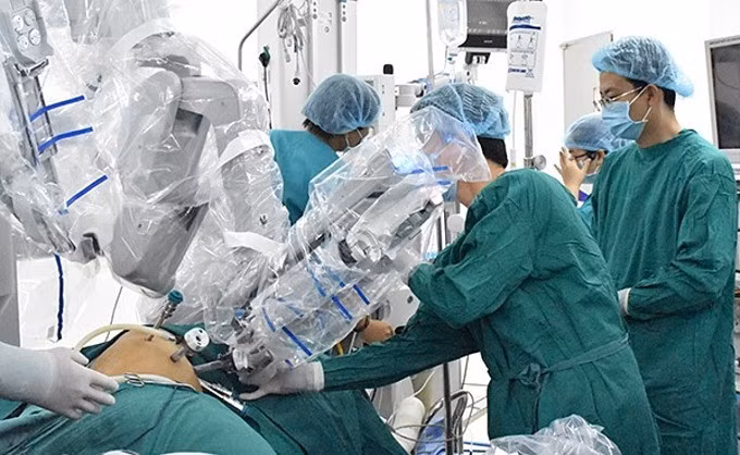 Phẫu thuật cho bệnh nhân ung thư bằng robot tại Bệnh viện Chợ Rẫy. Ảnh: Bệnh viện cung cấp